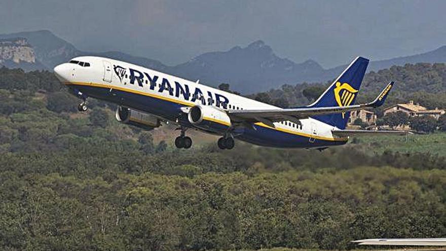 Un avió de Ryanair s&#039;enlaira a l&#039;aeroport de Vilobí d&#039;Onyar, en una imatge d&#039;arxiu.