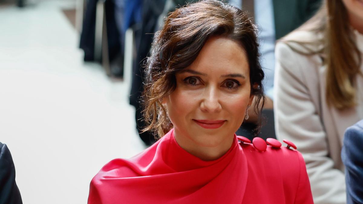 Isabel Díaz Ayuso arrasa con su vestido capa 'made in Spain' para homenajear la Constitución