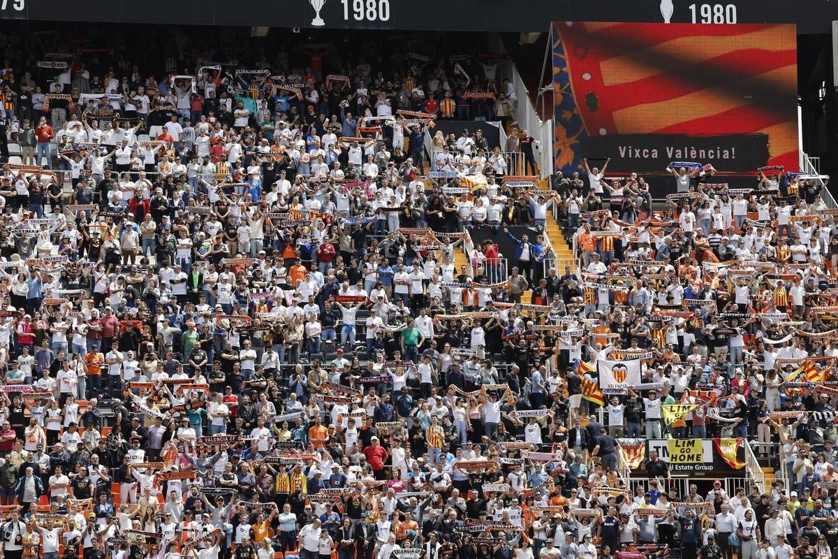 Una grada de Mestalla con la afición del Valencia CF