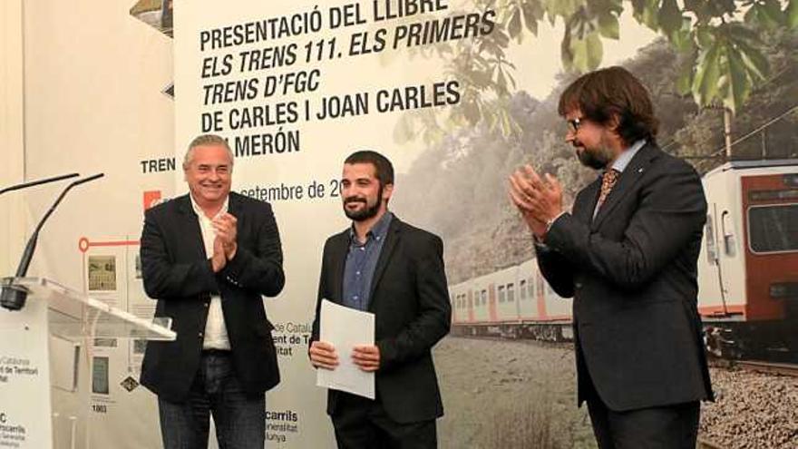 Joan Carles Salmerón (al mig) en la presentació del llibre