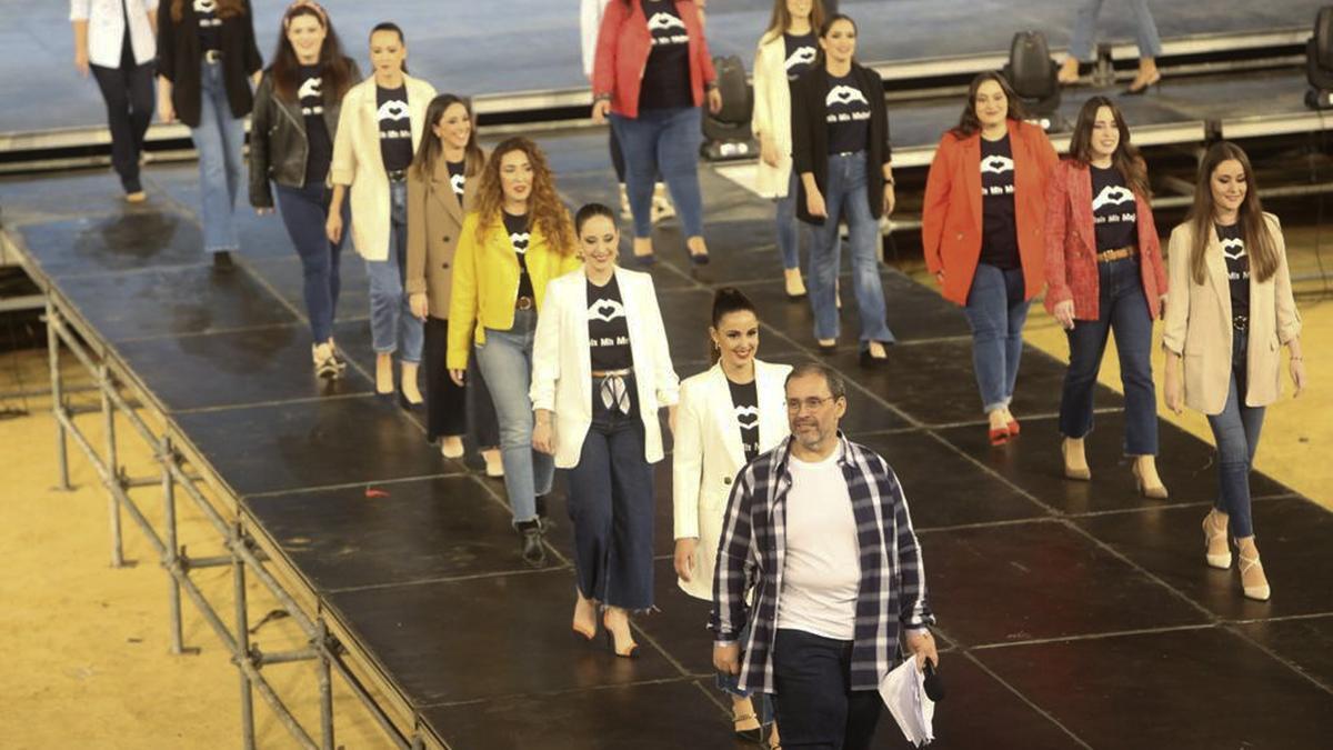 Las candidatas a Bellea del Foc, durante un ensayo esta semana.