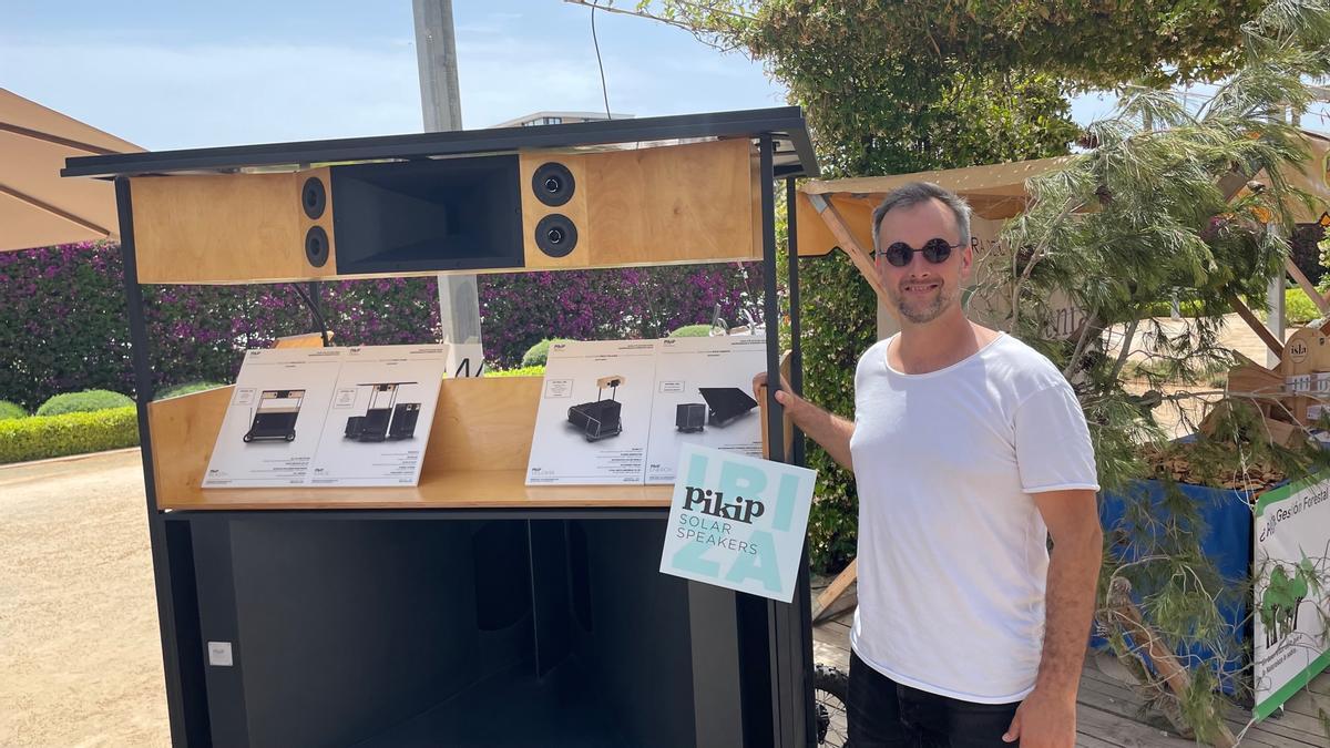 Tullio Manente junto a la cabina de &#039;dj&#039; que funciona con placas solares, ayer, en la feria de Medio Ambiente de Santa Eulària.