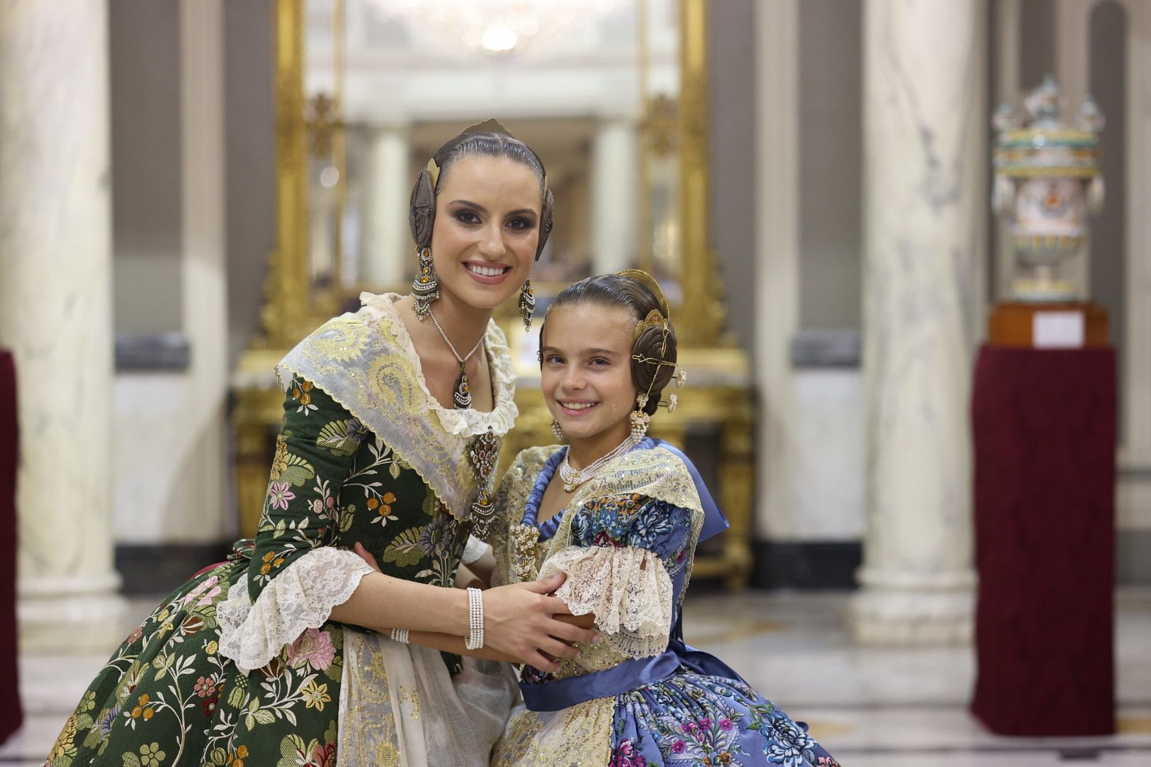 Los trajes Verde Musto y Azul Lavender de María Estela y Marina, al detalle