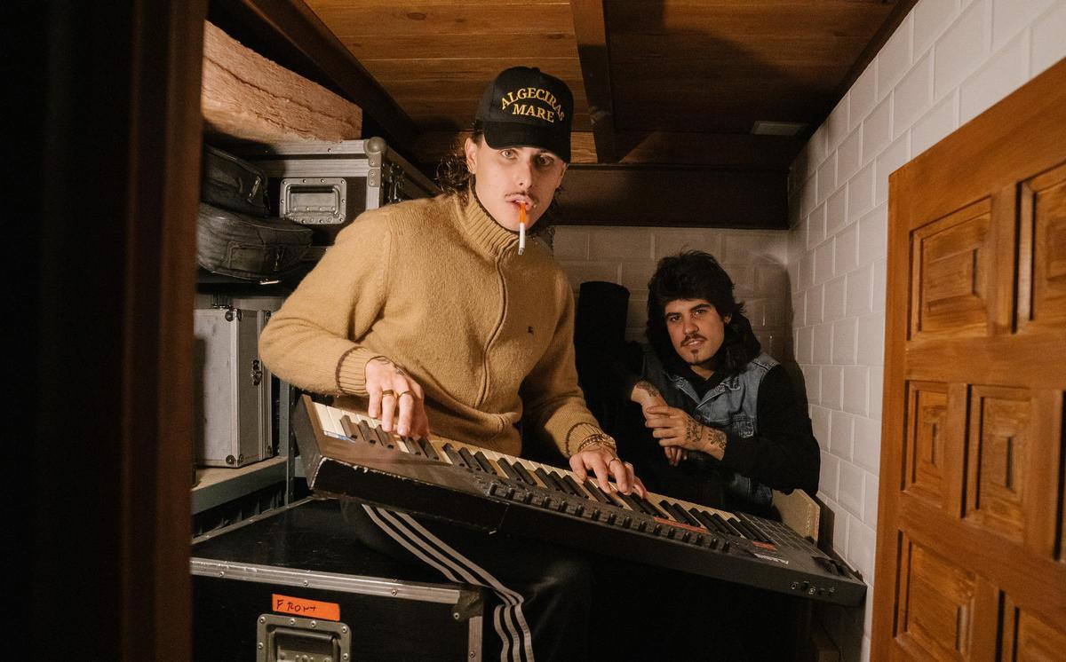 El dúo de Granada se desmarca en ‘Lugar nº10’, un álbum multicultural que busca dar el salto a la escena internacional.