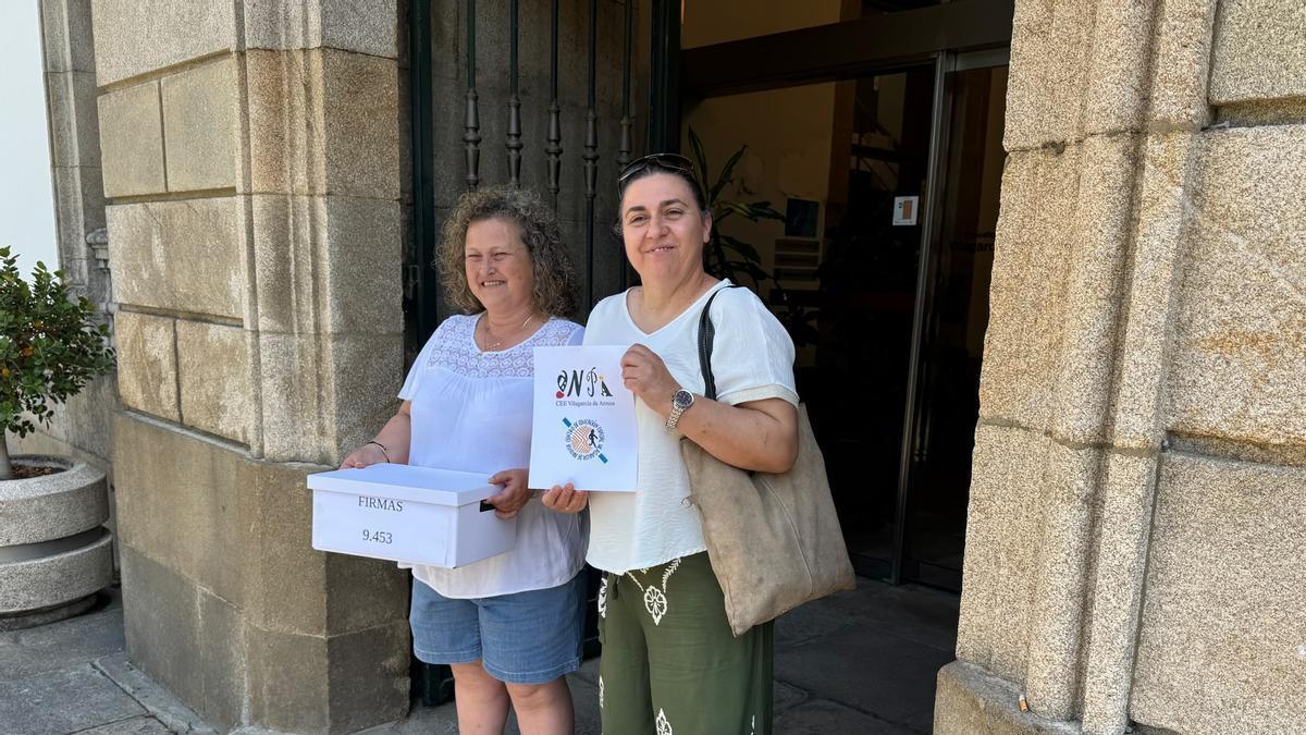Las representantes de las familias con las firmas.