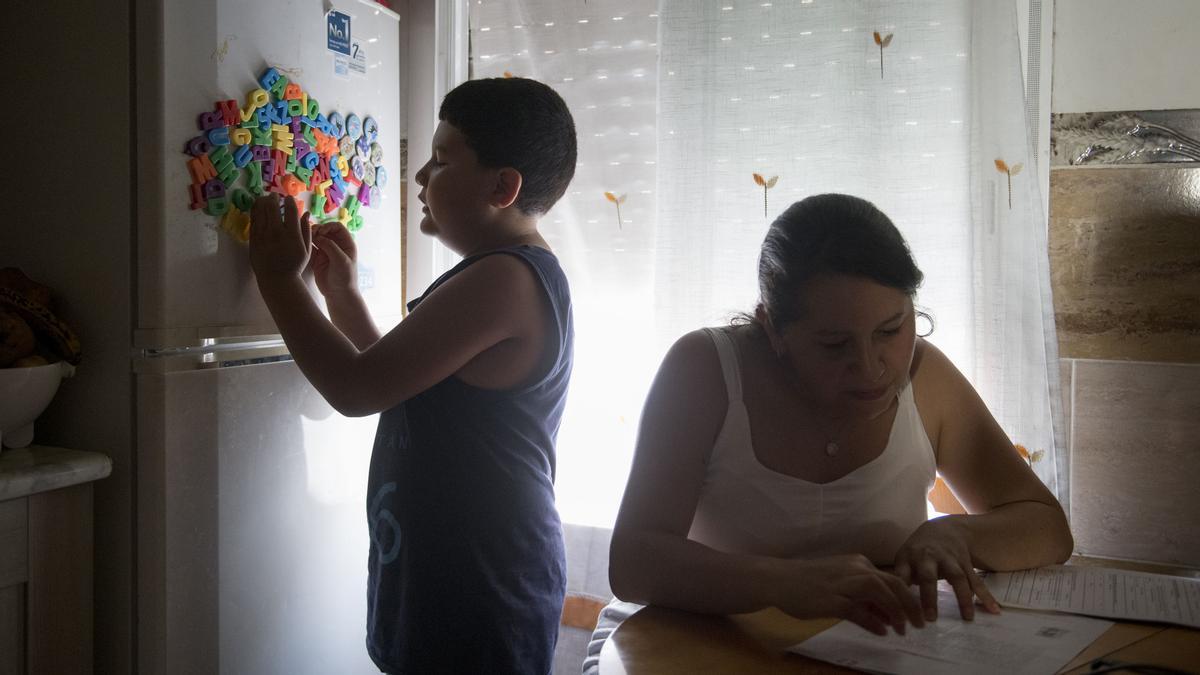 José Fabio, diagnosticado con trastorno autista, construye su nombre con las letras de la nevera junto a su madre