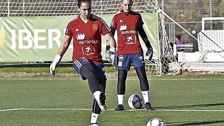 Cata Coll, durante un entrenamiento con la selección absoluta.