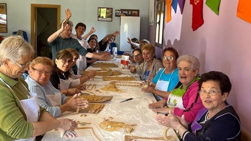 Las mujeres de Losacio elaboran las roscas a la Virgen del Puerto