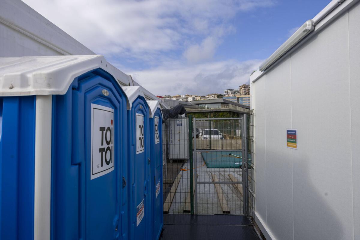 Así son los módulos de acogida temporal para migrantes instalados en el puerto de Palma.