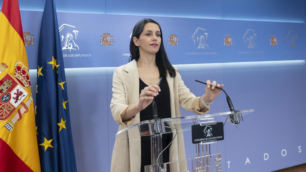 La portavoz de Ciudadanos en el Congreso, Inés Arrimadas, durante una rueda de prensa posterior a la reunión de la Junta de Portavoces, en el Congreso de los Diputados, a 14 de marzo de 2023, en Madrid (España).