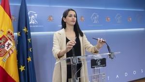 La portavoz de Ciudadanos en el Congreso, Inés Arrimadas, durante una rueda de prensa posterior a la reunión de la Junta de Portavoces, en el Congreso de los Diputados, a 14 de marzo de 2023, en Madrid (España).