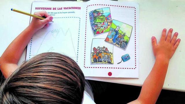 Un niño, haciendo un ejercicio de un cuaderno de actividades.