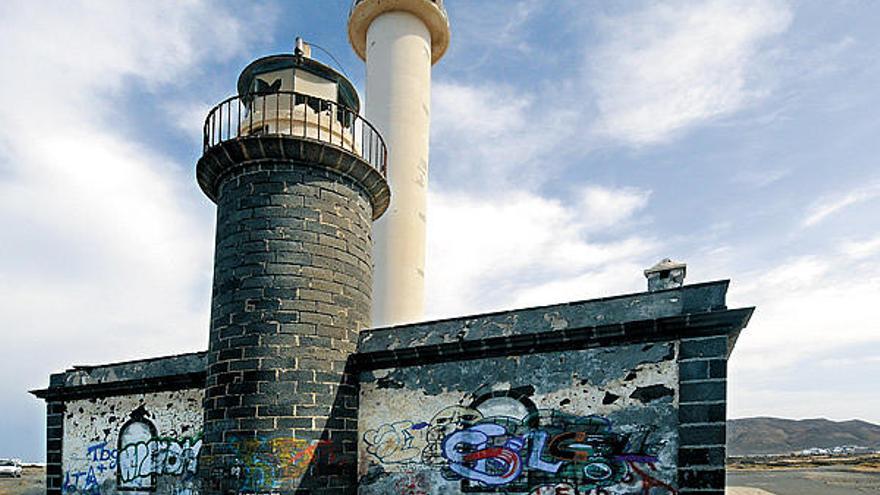 Cae al mar junto al Faro de Pechiguera y logra salir por sus medios