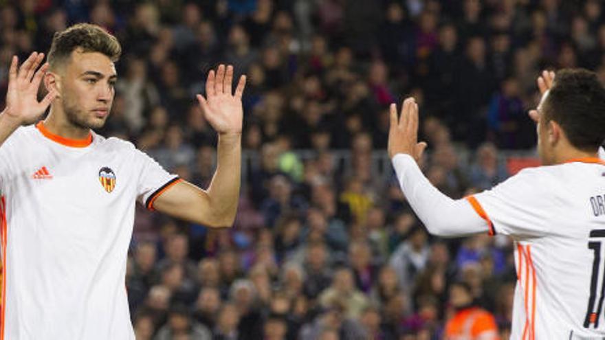 Munir y Orellana celebran el segundo tanto en el Camp Nou.