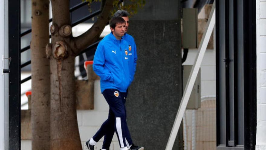 Albert Celades, ayer camino del entrenamiento de su equipo.