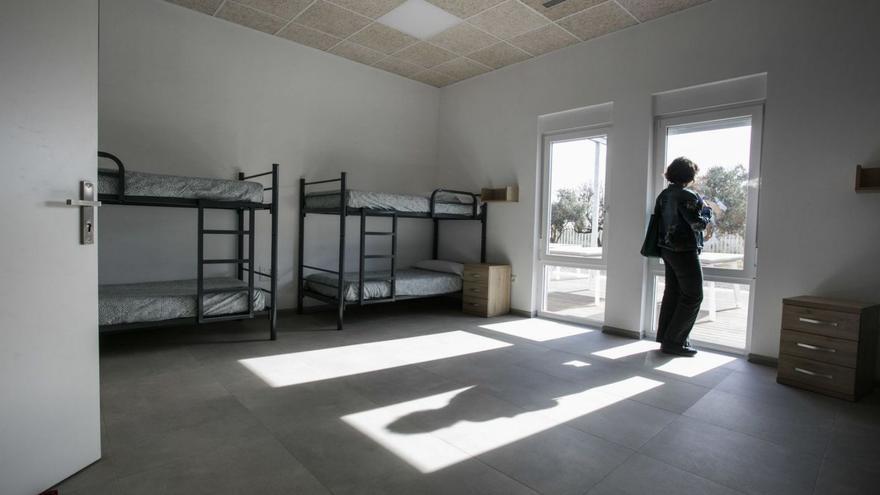 Una de las trabajadoras del centro, en una habitación de la zona para mujeres.