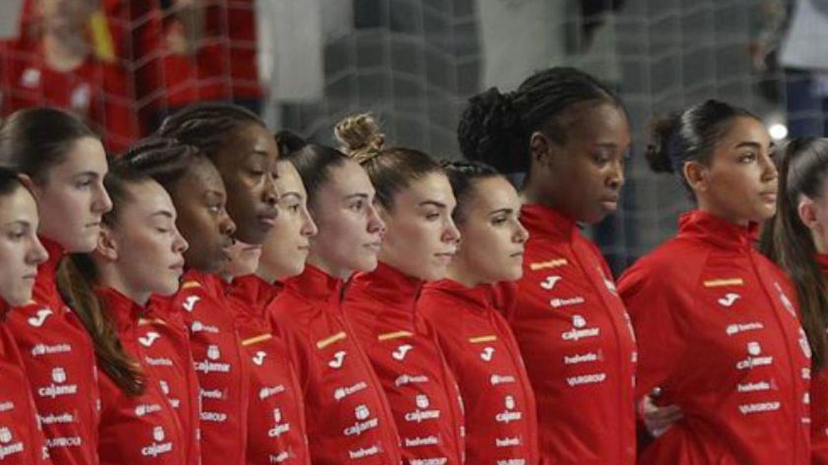 El combinado nacional español con Omu y Elba en el centro de la imagen.