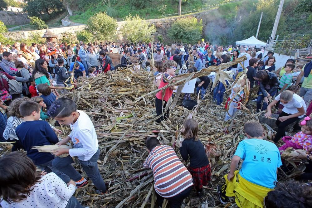 Cientos de vecinos de acercan al entorno del molino de Regueira para disfrutar de una jornada tradicional