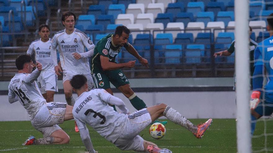 Diego Gómez dispara a portería en el partido ante el Real Madrid Castilla.