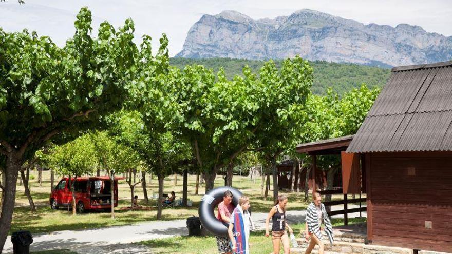 Cámpings y viviendas rurales ven en agosto una tabla de salvación.