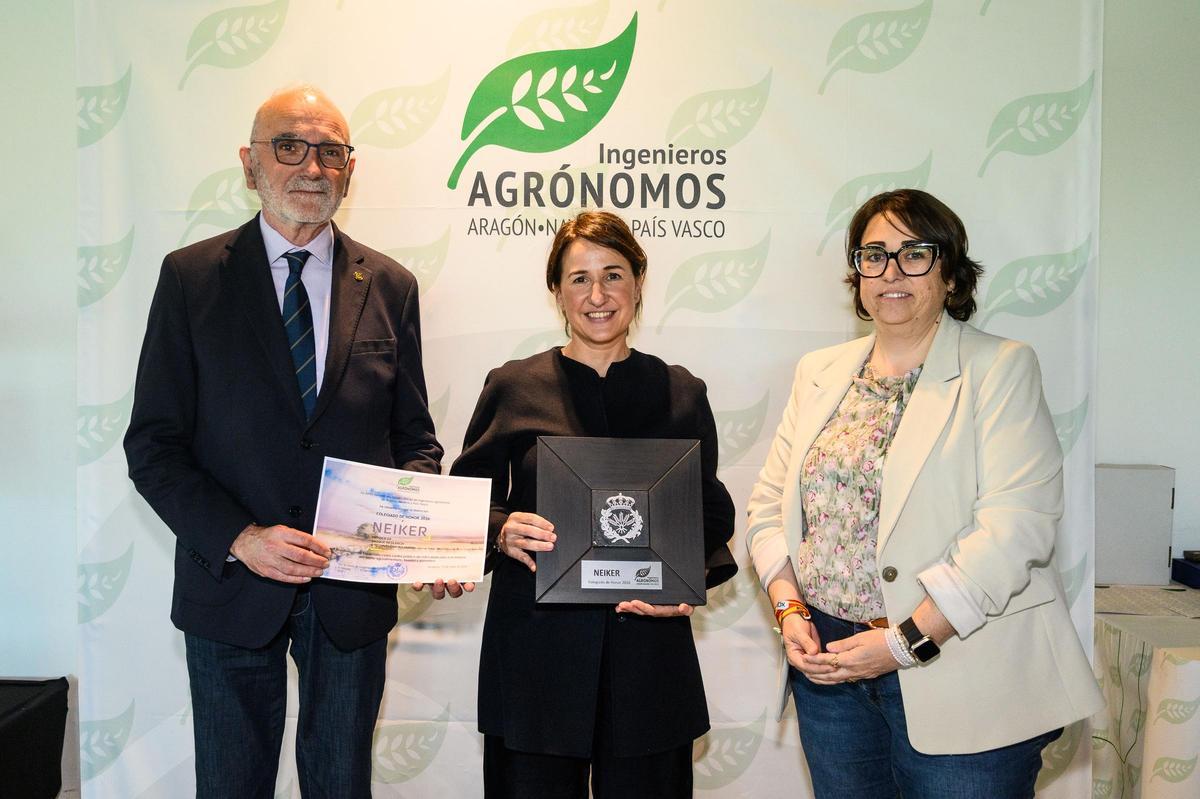 El decano, Jesús Ángel Betrán, y la consejera de Agricultura, Arancha Simón, he entregado el galardón de Colegiado de Honor 2026 a Neiker, que ha recogido su directora gerente Olatz Unamunzaga.