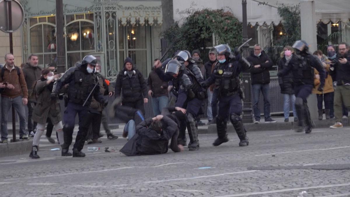 dirigir Huelga Informar Francia: Las protestas de París contra las restricciones se saldan con 97  detenidos y 513 amonestados