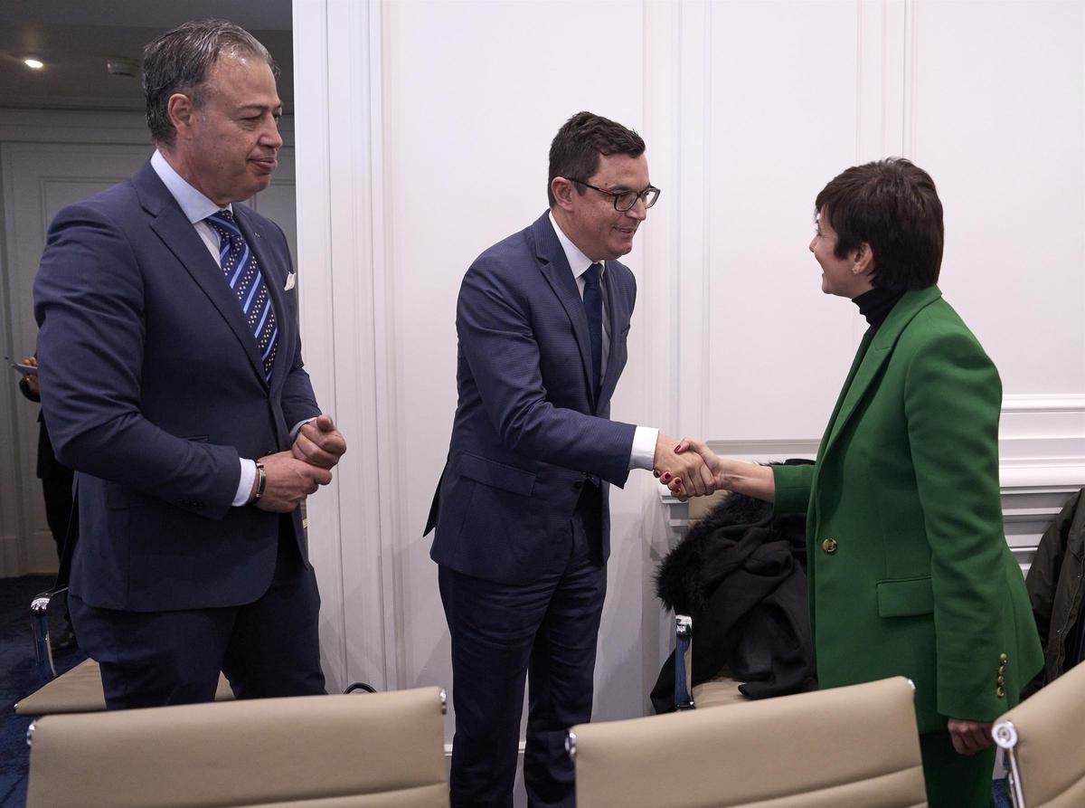 Pablo Rodriguez  (centro) y Antonio Ortegan saludan a la nueva ministra de Vivienda, Isabel Rodríguez
