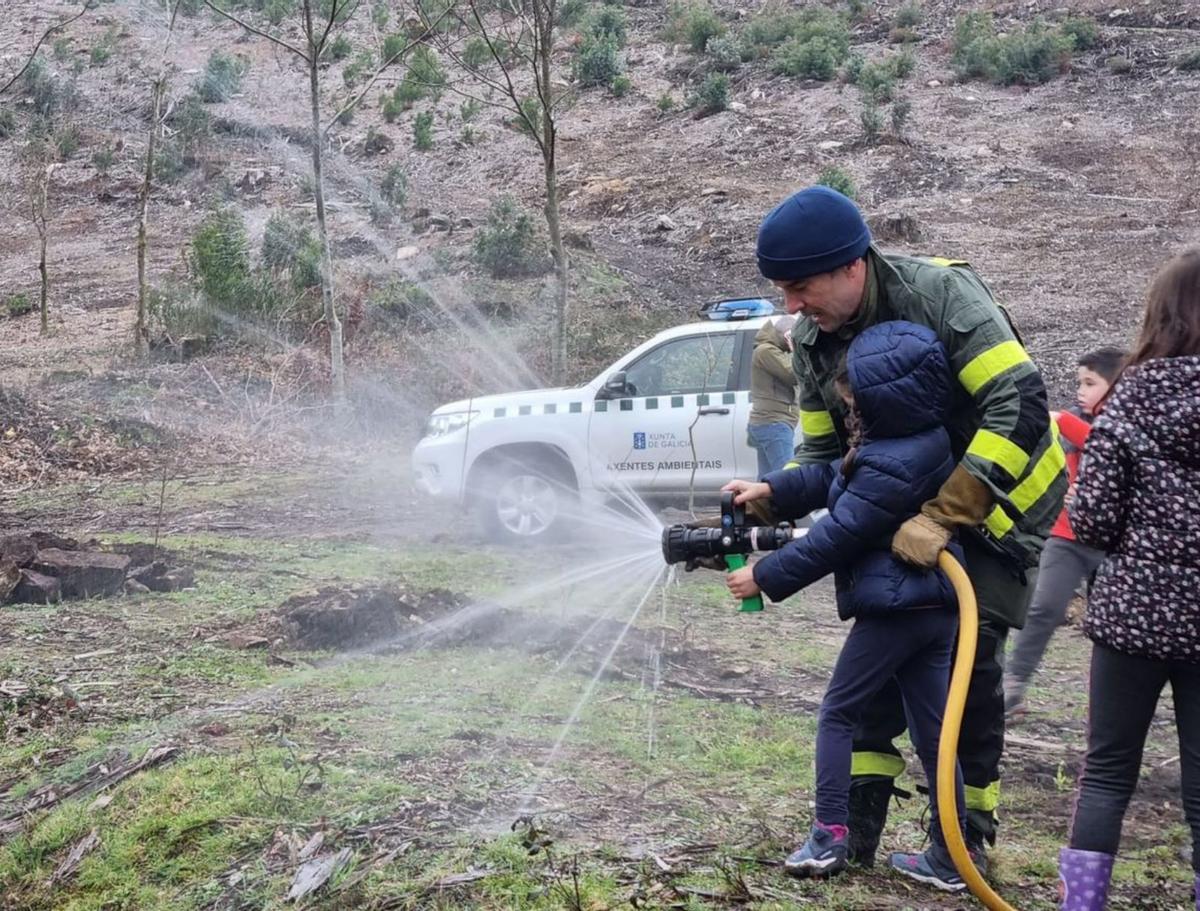 Aprendiendo a luchar contra los incendios. |  FdV