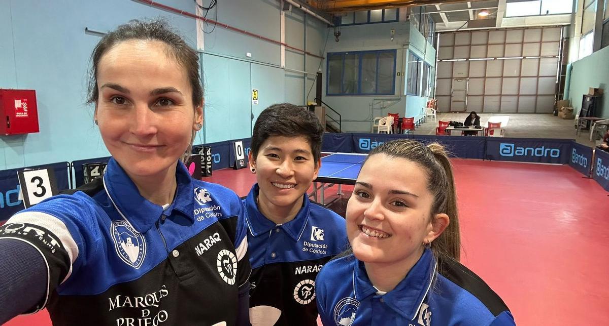 Jugadoras del Priego femenino de tenis de mesa que vencieron al Cladera.