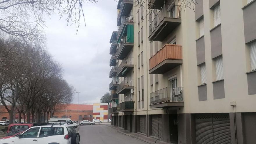 El carrer Santiago Sobrequés del barri de Sant Narcis.  | M .V.