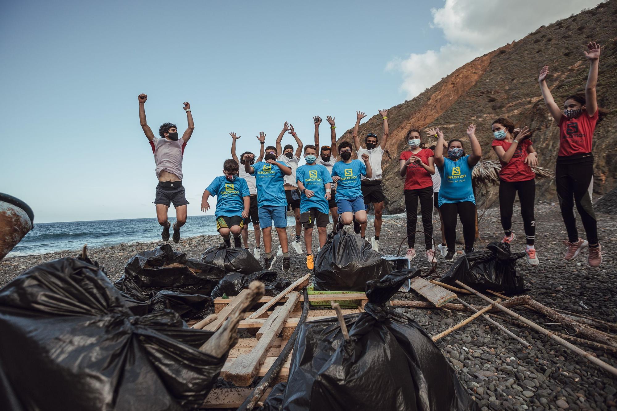 Los atletas de Salomon realizan acción de plogga en La Gomera