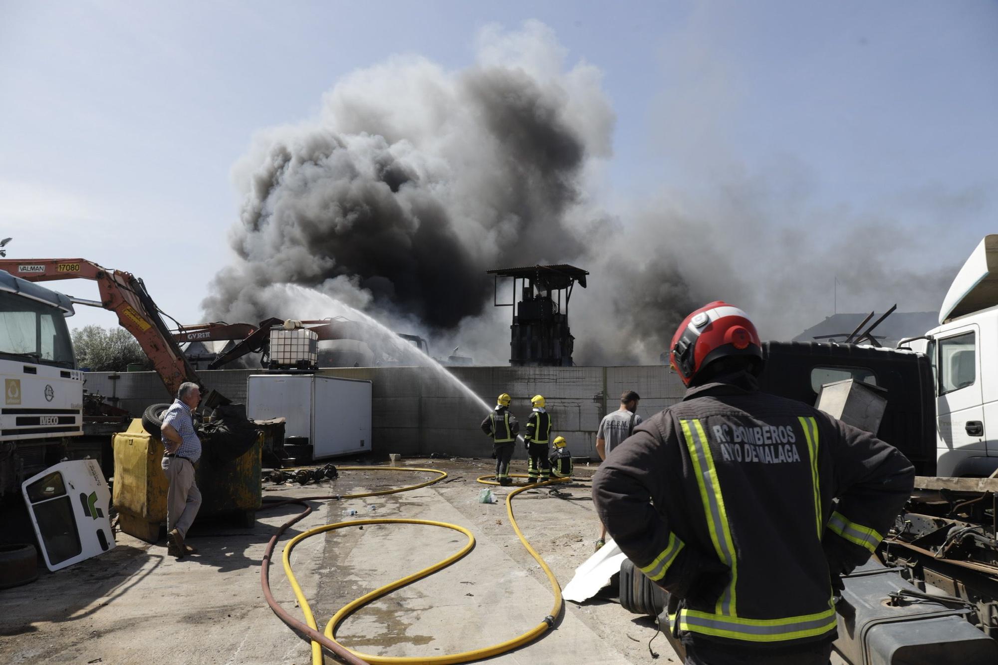 Imágenes del incendio de un desguace en Los Asperones