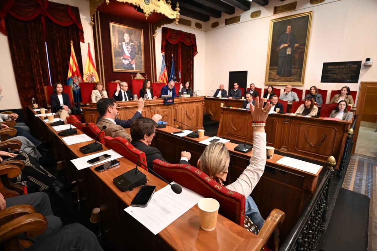 La bancada de la derecha votando en contra de la propuesta que presentó la oposición en el pleno.