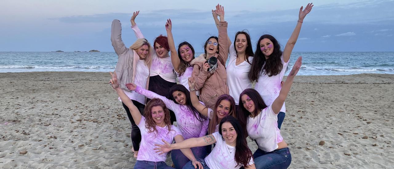 L’equip, en una foto de grup en acabar el rodatge a Platja d’en Bossa.