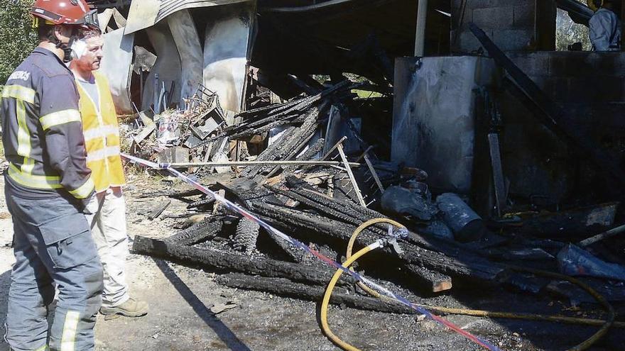 Un bombero observa el estado de las instalaciones. // Rafa Vázquez