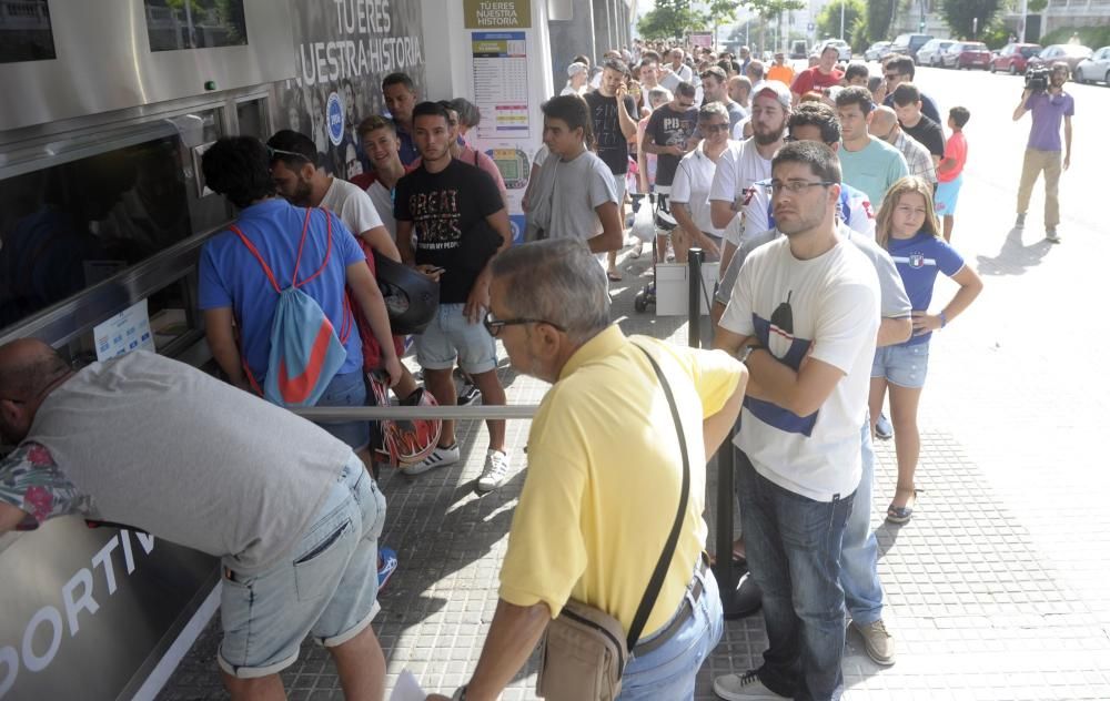 Colas en Riazor para renovar abonos del Deportivo