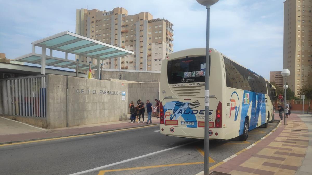 El servicio de bus del CEIP Fabraquer, en imagen de archivo.