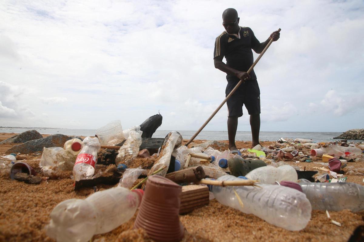Limpieza de residuos plásticos en la playa de Vridi, en Abiyán.