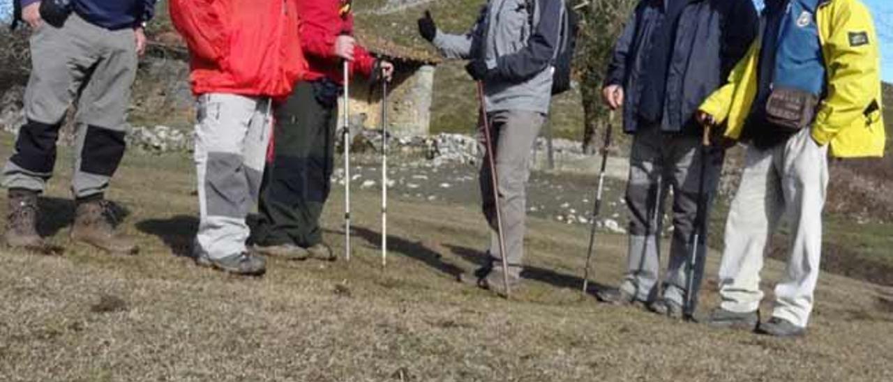 Senderistas en la braña Corros.