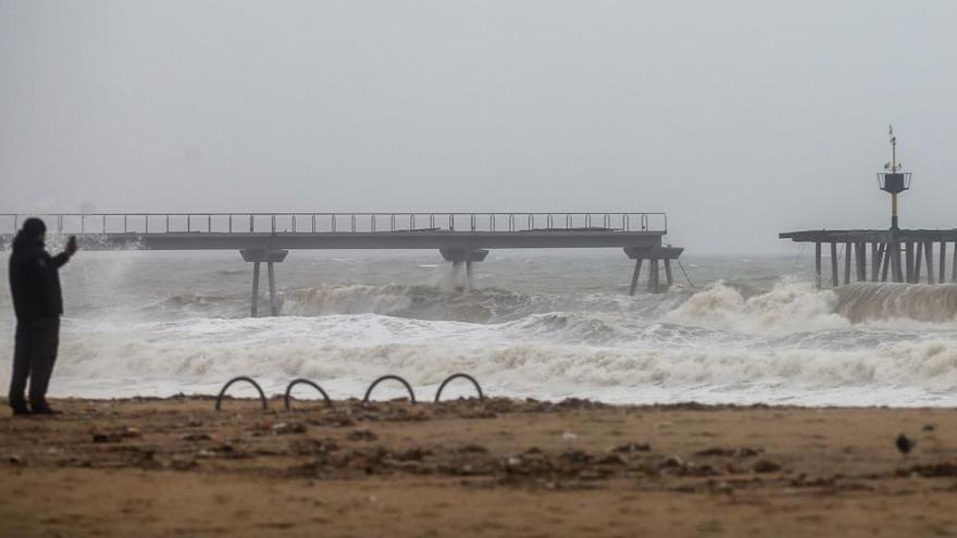 Una persona toma una foto del temporal en Badalona.