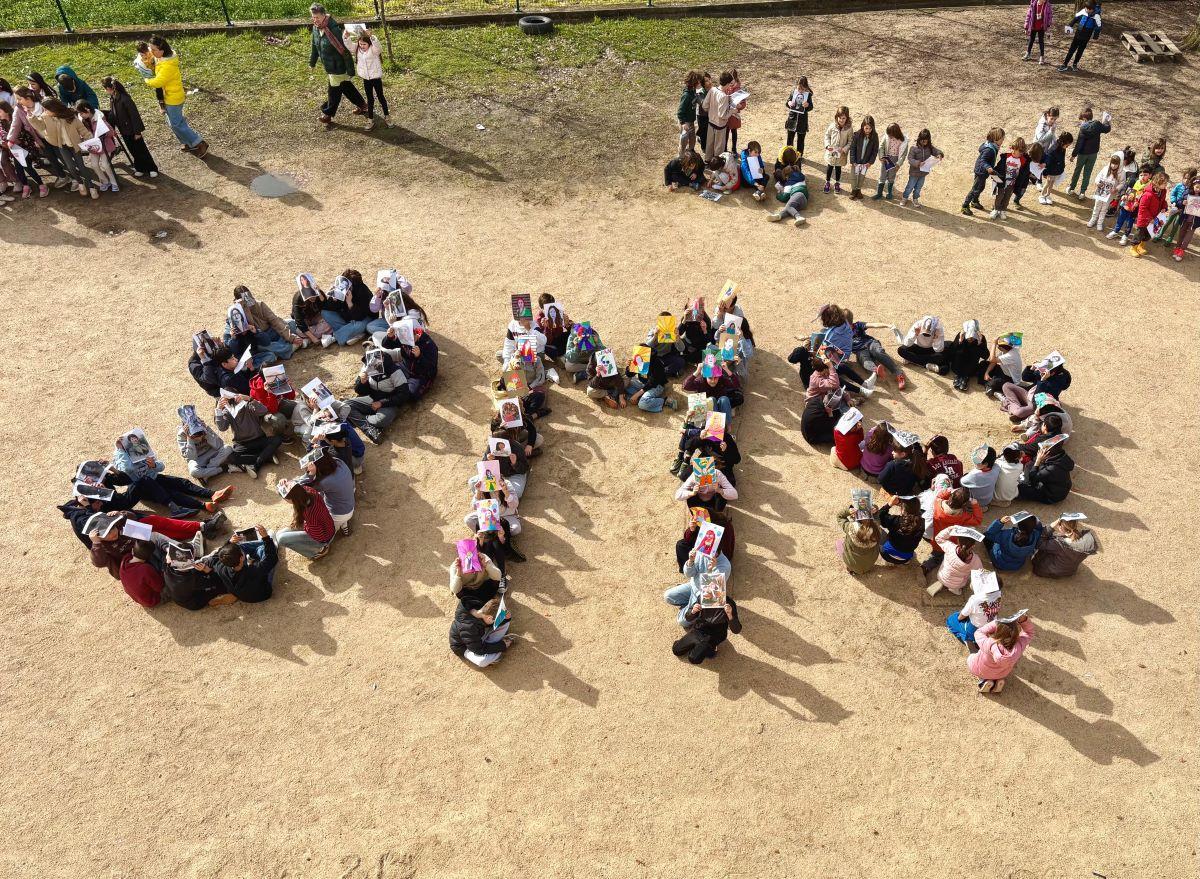 'Mural' humano polo 8M no Colexio Andersen.