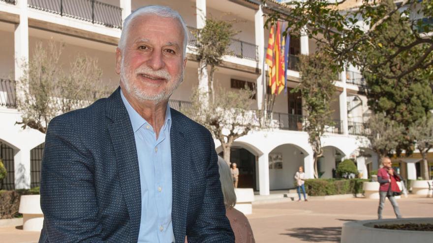 Jaume Llinares, alcalde de Altea, frente a la Casa Consistorial.