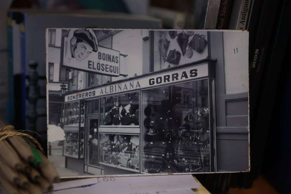 Escaparate de la tienda original de Albiñana, en la calle Melquiades Álvarez, donde estuvo hasta 2007