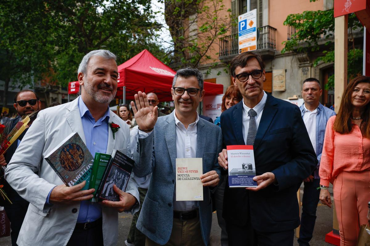 Jaume Collboni, Félix Bolaños y Salvador Illa, con sendos libros en la caseta del PSC en Barcelona.