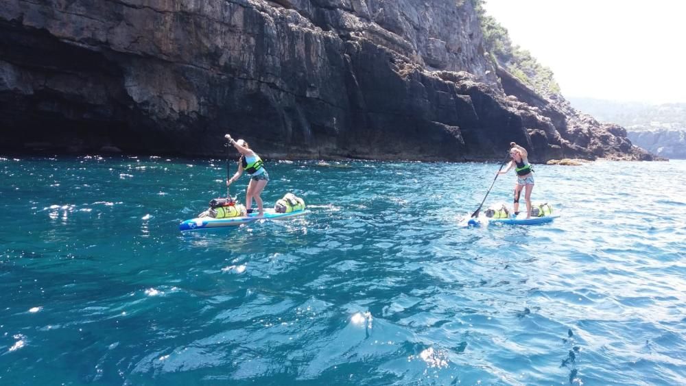 Dos mujeres dan la vuelta a Mallorca en 'paddle surf' con fines solidarios