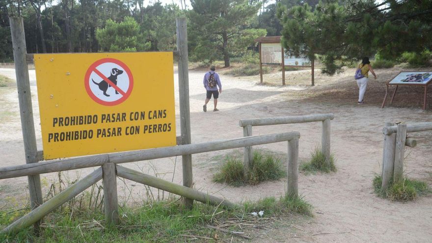 Sancionan a un hombre por pasear su perro por el parque de Carreirón
