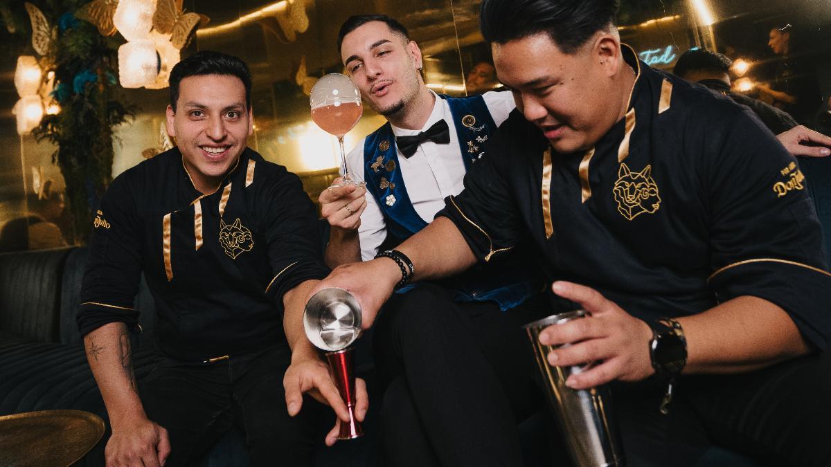 Parte del equipo de bartenders de la coctelería LOVO bar.