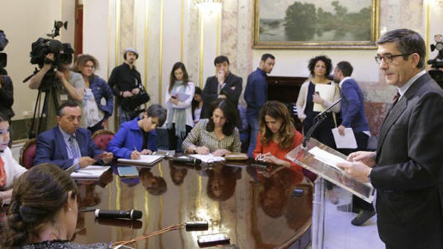 Patxi López, durante su rueda de prensa.