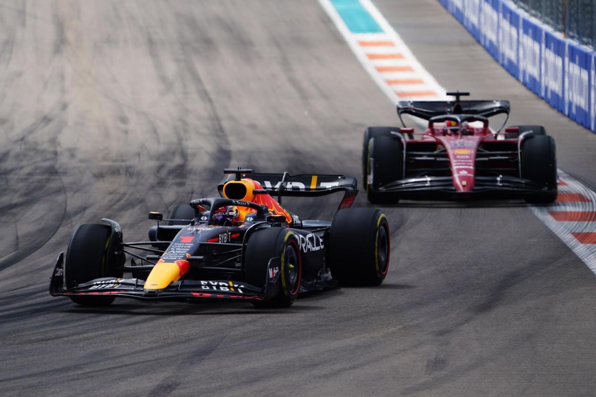 Miami Gardens (United States), 08/05/2022.- Holland’s Max Verstappen of Red Bull Racing (L) and Monaco’s Charles Leclerc of Scuderia Ferrari (R) fight for position during the Formula One Grand Prix of Miami at the Miami International Autodrome in Miami Gardens, USA, 08 May 2022. (Fórmula Uno, Estados Unidos, Roma) EFE/EPA/SHAWN THEW