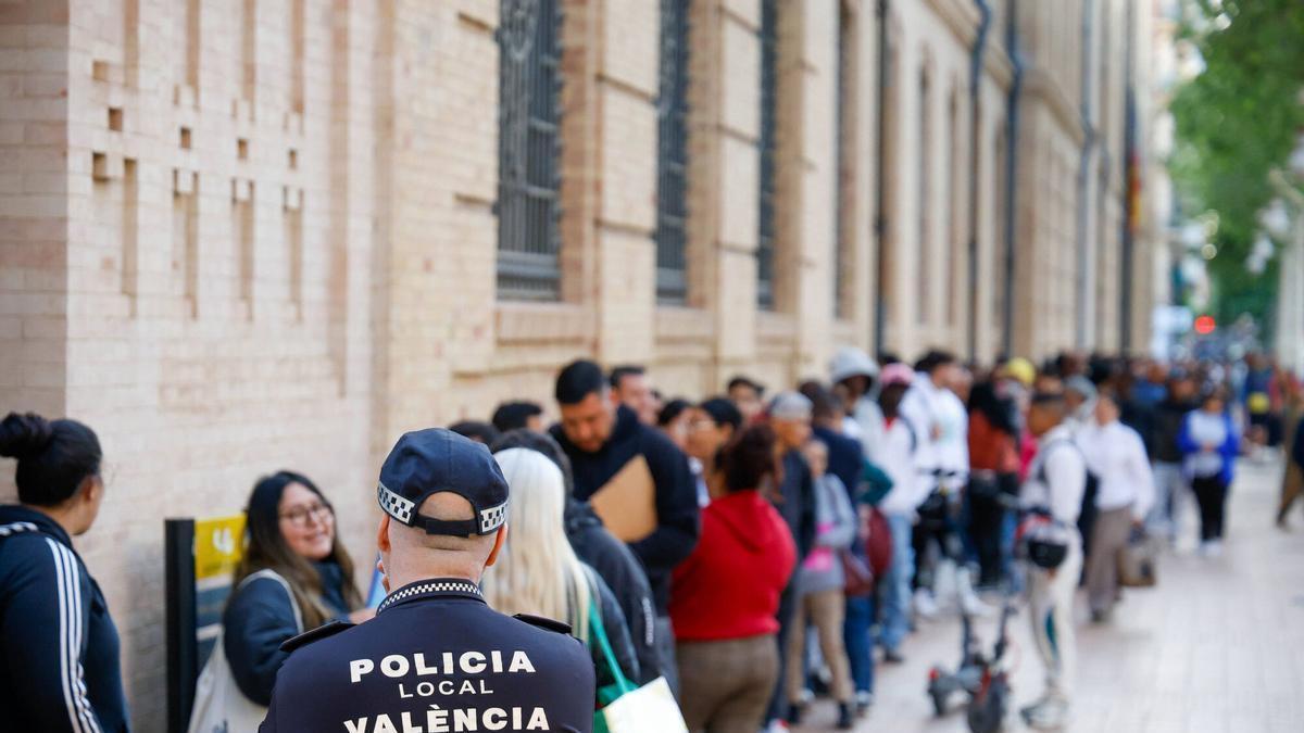 Valencia VLC colas en la junta municipal de Tabacalera por la regularización de personas migrantes